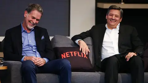Reed Hastings y Ted Sarandos, director ejecutivo y director de contenido de Netflix, sonríen durante un evento Reed Hastings y Ted Sarandos, director ejecutivo y director de contenido de Netflix, sonríen durante un evento