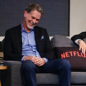 Reed Hastings y Ted Sarandos, director ejecutivo y director de contenido de Netflix, sonríen durante un evento