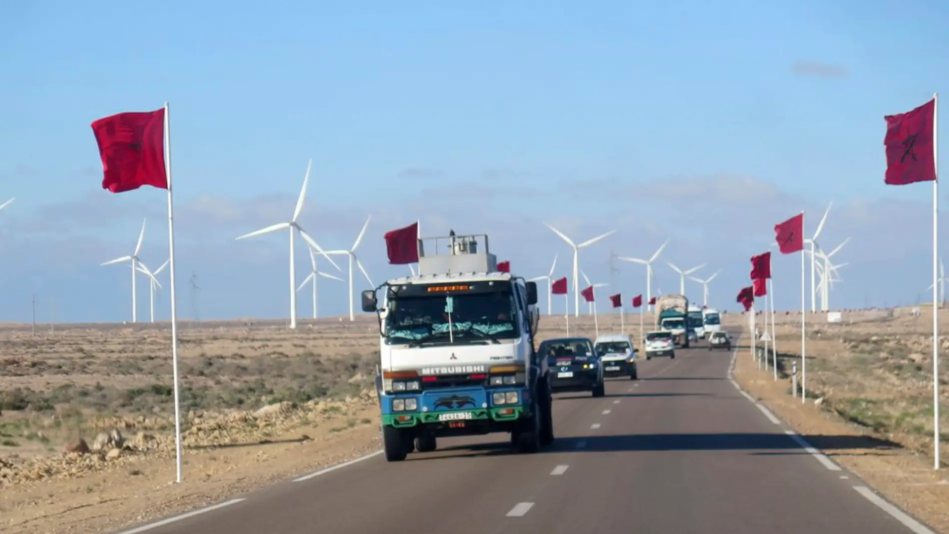 Varios camiones circulan por una carretera del Sáhara Occidental, en la zona de Tarfaya, en una fotografía de archivo