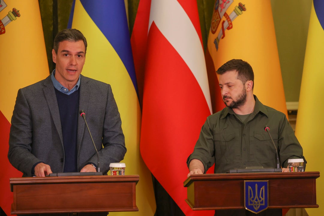 Pedro Sánchez anuncia a Zelenski el envío de un buque, más militares y armamento a Ucrania Pedro Sánchez anuncia a Zelenski el envío de un buque, más militares y armamento a Ucrania