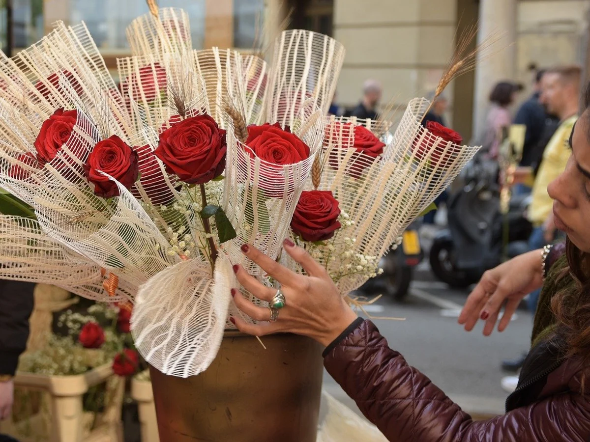 Por qué se regala una rosa el día de Sant Jordi? | Onda Cero Radio Por qué se regala una rosa el día de Sant Jordi? | Onda Cero Radio