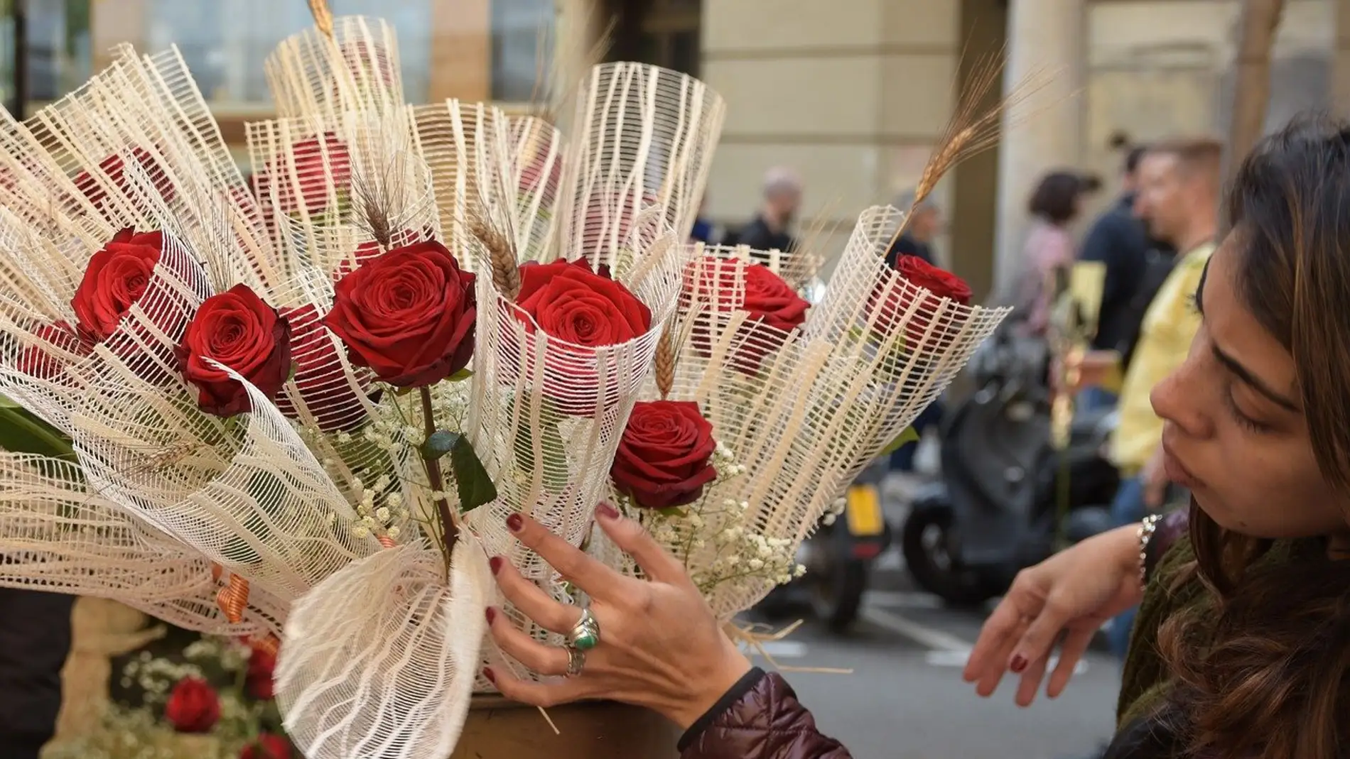 Parada de rosas en Sant Jordi