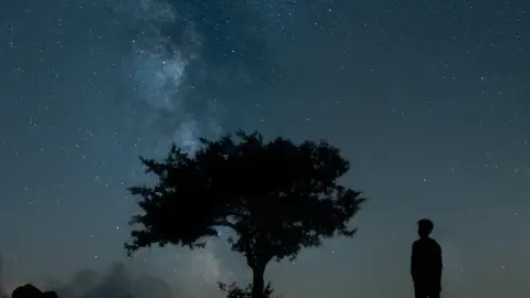 Una persona observa el cielo. Una persona observa el cielo. / Pexels