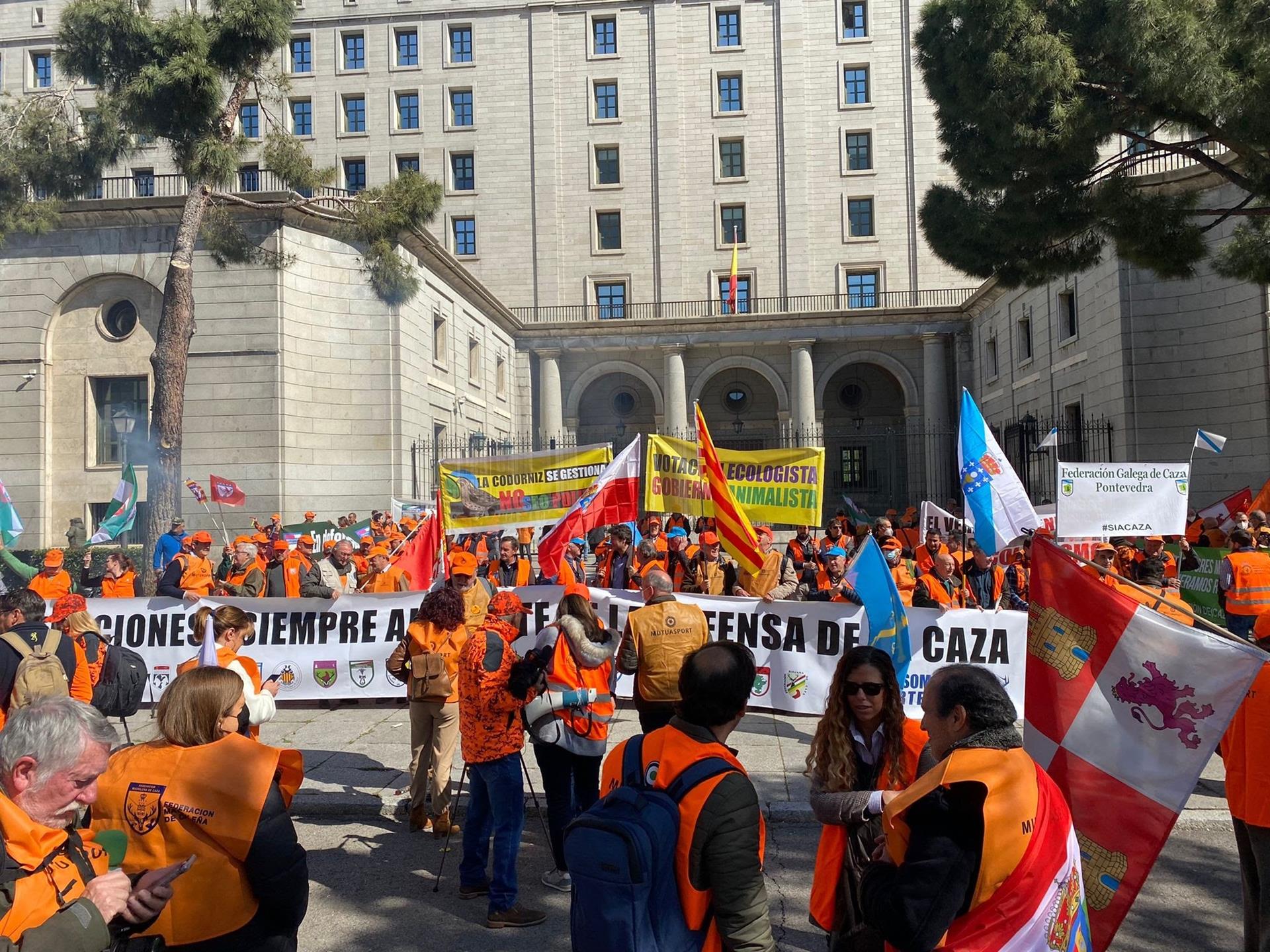 Los cazadores extremeños piden la dimisión de la Ministra Ribera por sus políticas "anticaza" Los cazadores extremeños piden la dimisión de la Ministra Ribera por sus políticas "anticaza"