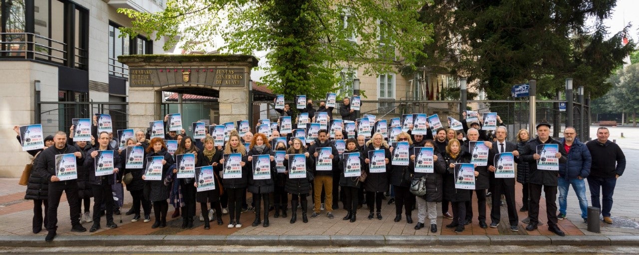 Comercios, bares y empresas alavesas se visten de luto ante la implantación del Ticket Bai Comercios, bares y empresas alavesas se visten de luto ante la implantación del Ticket Bai