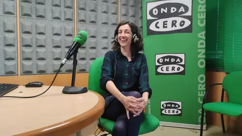 Carmen Quinteiro, profesora y escritora; en los estudios de Onda Cero Pontevedra Viernes de Cuento