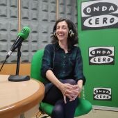 Carmen Quinteiro, profesora y escritora; en los estudios de Onda Cero Pontevedra