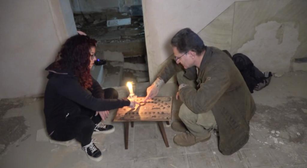 Pedro Amorós se introduce en una casa abandonada de Alicante y una presencia fantasmal se presenta ante él Pedro Amorós se introduce en una casa abandonada de Alicante y una presencia fantasmal se presenta ante él