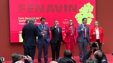 Las autoridades brindan por FENAVIN