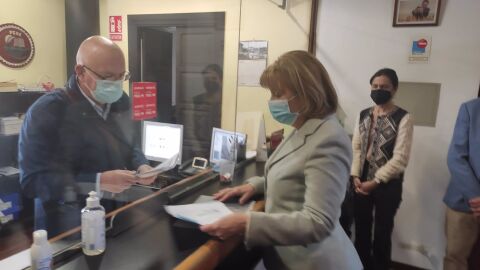 Delia losa en el momento de registrar su candidatura a la AMSO