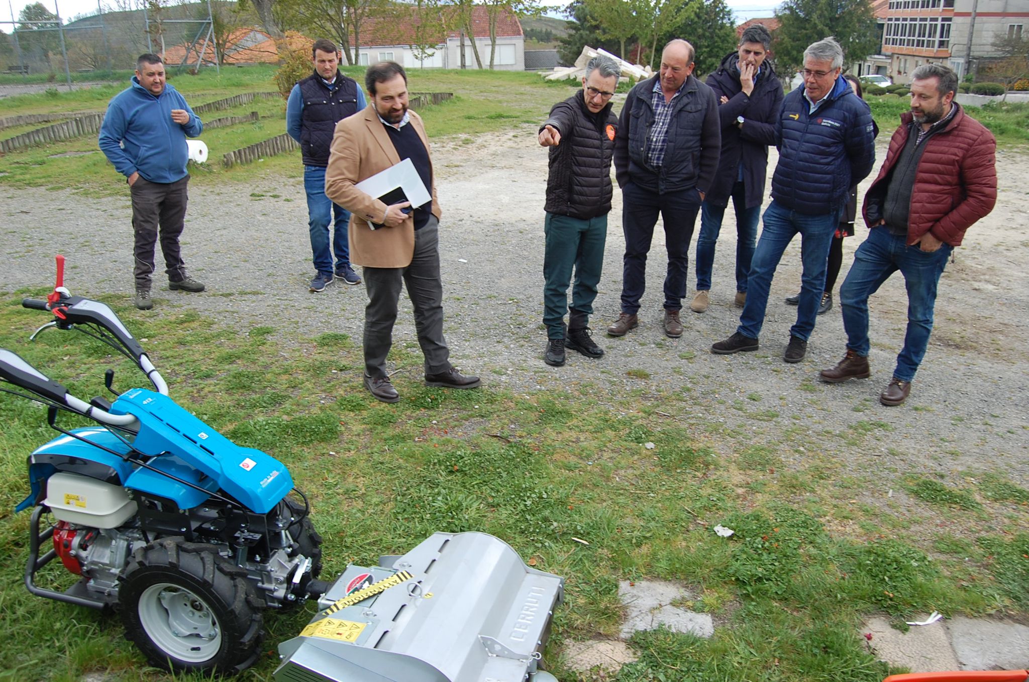 A Xunta entrega material de prevención de incendios os veciños de Cualedro A Xunta entrega material de prevención de incendios os veciños de Cualedro
