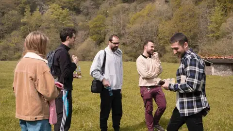 El equipo de rodaje durante un descanso El equipo de rodaje durante un descanso