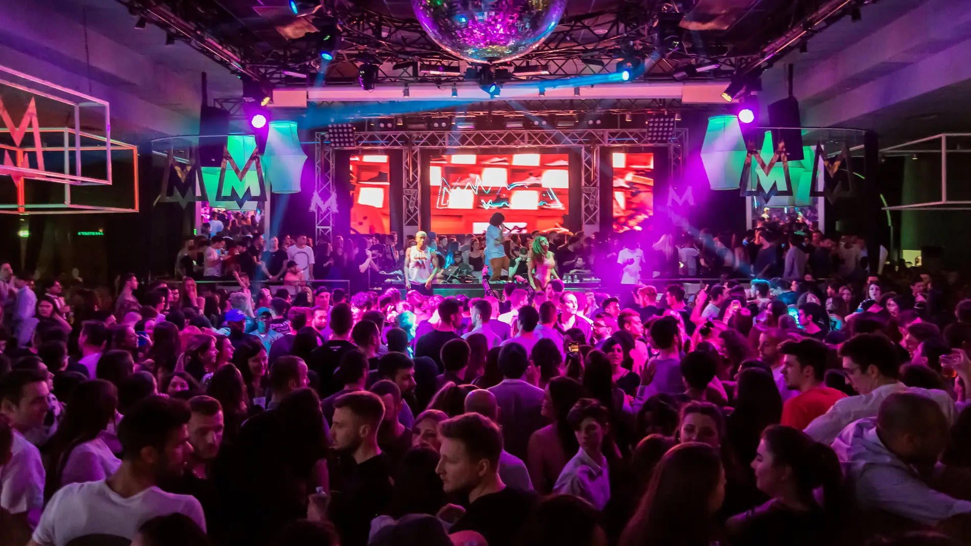 Gente bailando en una discoteca | Foto: Pexels