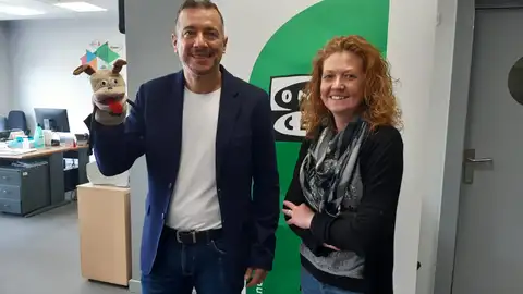 José Manuel Vázquez, el 'Poli marchoso', y Patricia Rodríguez, en la emisora de Onda cero en Oviedo José Manuel Vázquez, el 'Poli marchoso', y Patricia Rodríguez, en la emisora de Onda cero en Oviedo