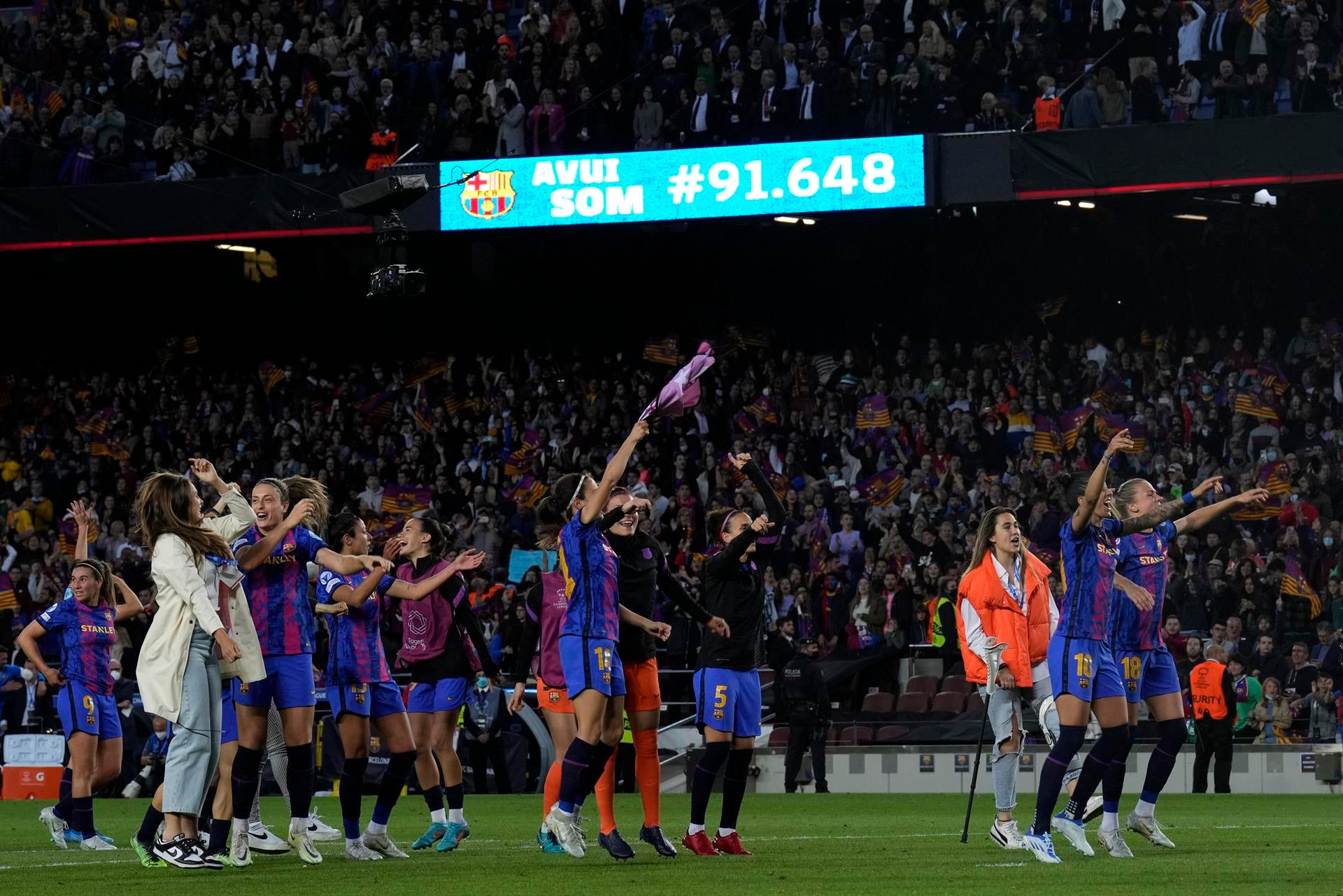 El Barça - Wolfsburgo del Camp Nou bate el récord mundial de asistencia en un partido de fútbol femenino El Barça - Wolfsburgo del Camp Nou bate el récord mundial de asistencia en un partido de fútbol femenino