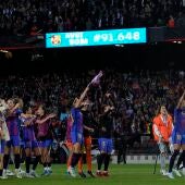 Las jugadoras del Barcelona celebran la victoria en el Camp Nou.