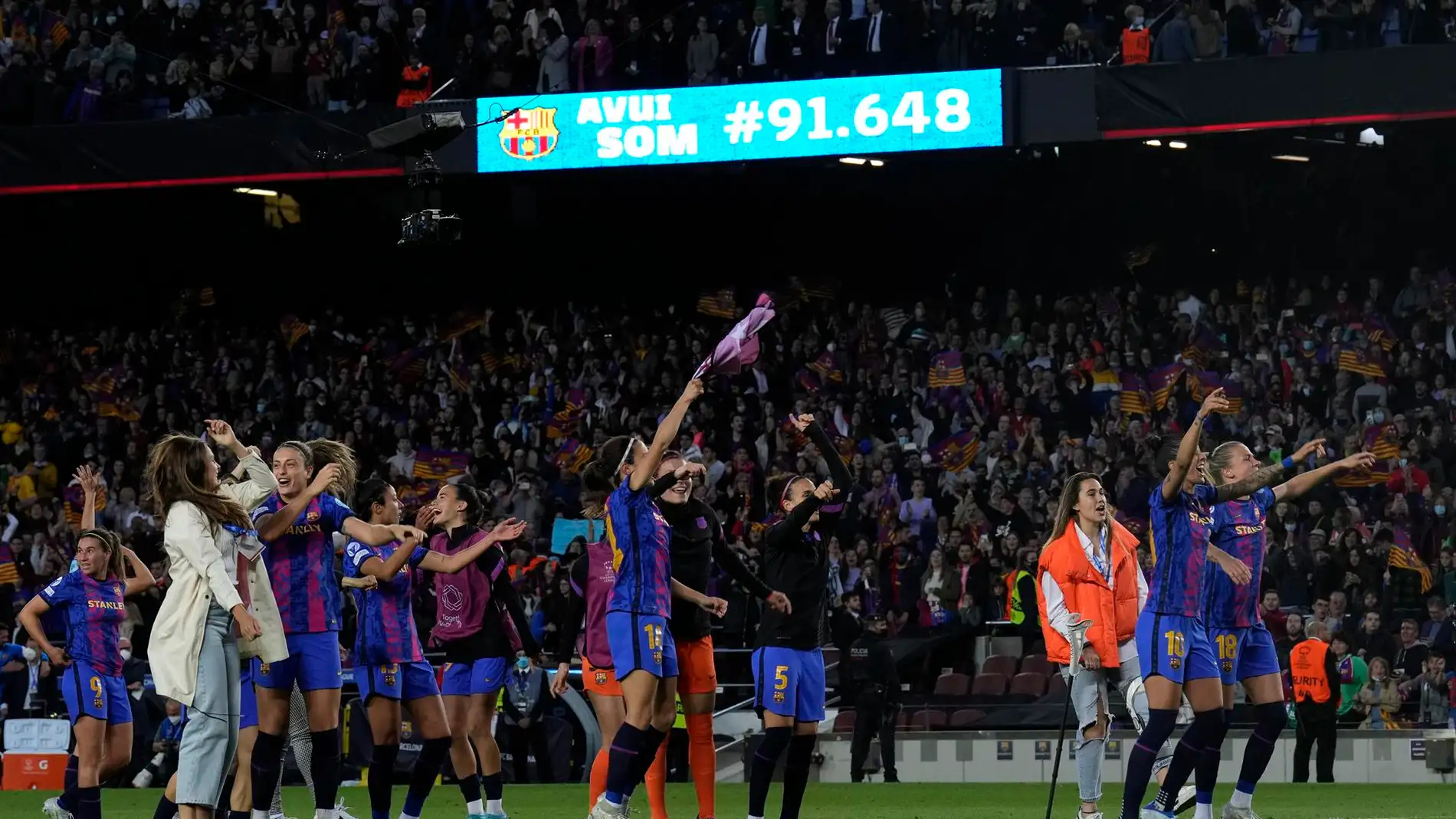 Las jugadoras del Barcelona celebran la victoria en el Camp Nou. / Efe