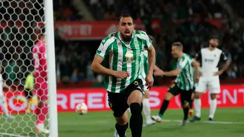 Borja Iglesias celebra el gol con el Betis.