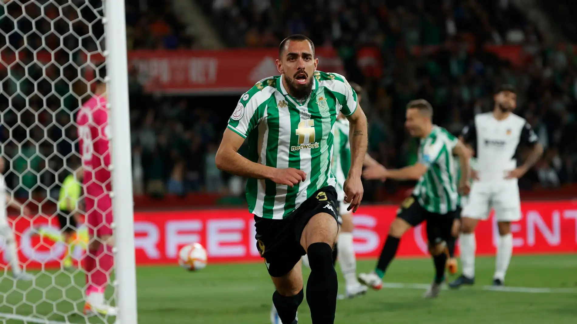 Borja Iglesias celebra el gol con el Betis. / Efe