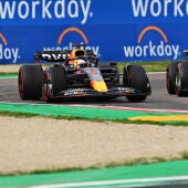 Verstappen gana al sprint y saldrá desde la primera posición el domingo