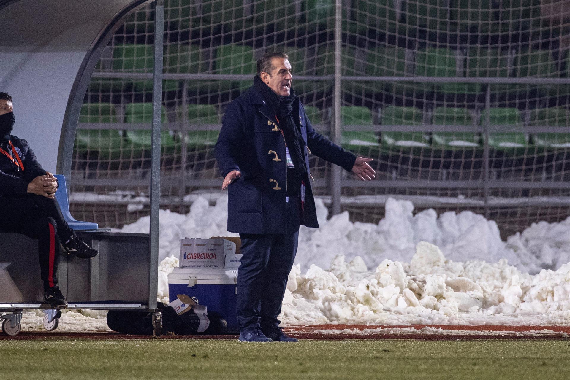 Sandoval estalla contra el arbitraje en el Fuenlabrada-Ponferradina: "Esto no se puede tolerar" Sandoval estalla contra el arbitraje en el Fuenlabrada-Ponferradina: "Esto no se puede tolerar"