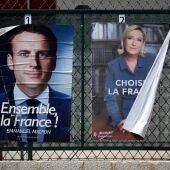 Carteles electorales de Macron y Le Pen