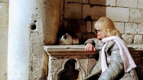 La gata Anastasia junto a una turista