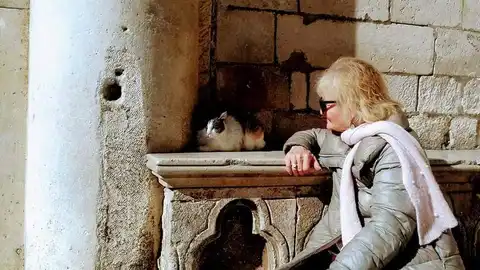 La gata Anastasia junto a una turista La gata Anastasia junto a una turista