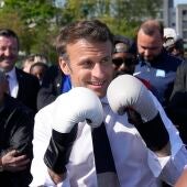 Emmanuel Macron 'se pasa' al boxeo durante un acto electoral.