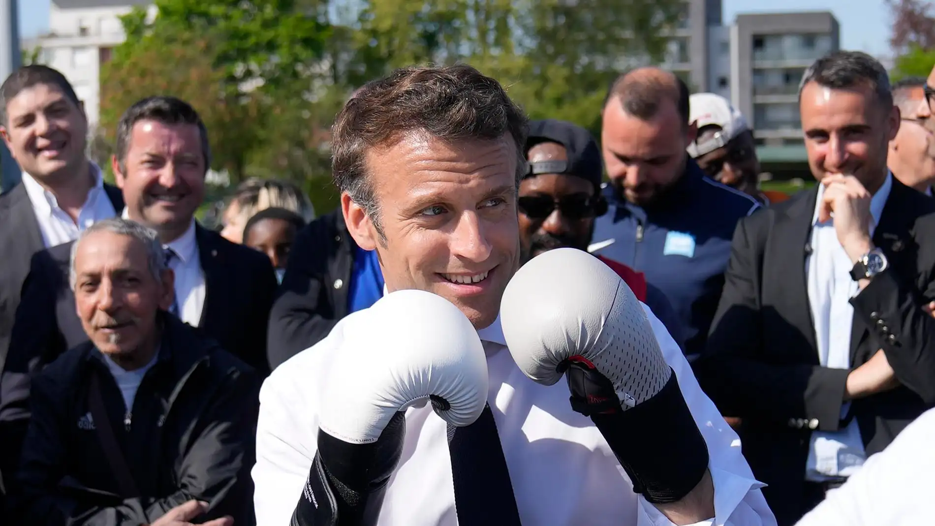 Emmanuel Macron 'se pasa' al boxeo durante un acto electoral. / Efe