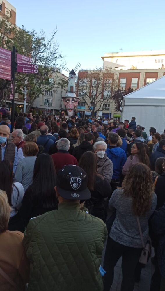 Muchas personas se acercaron para ver la falla del Quijote y la cremá