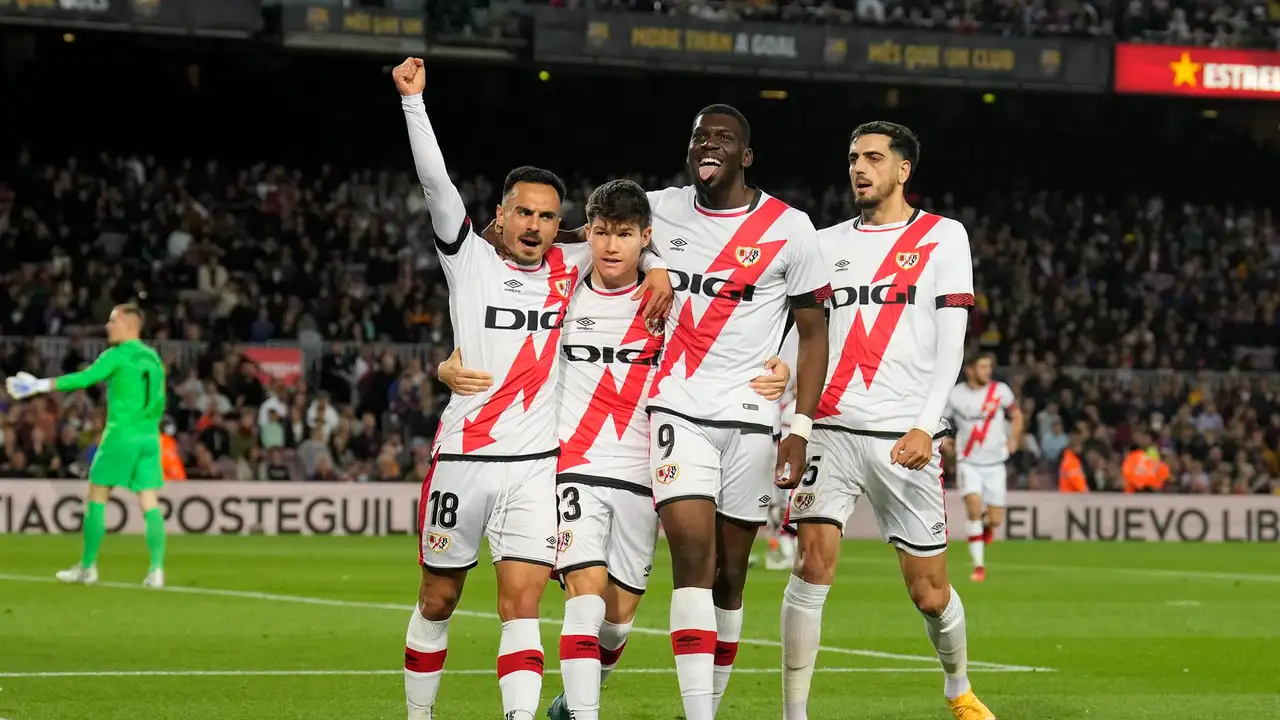 Los futbolistas del Rayo Vallecano celebran el gol de Álvaro García. Los futbolistas del Rayo Vallecano celebran el gol de Álvaro García.