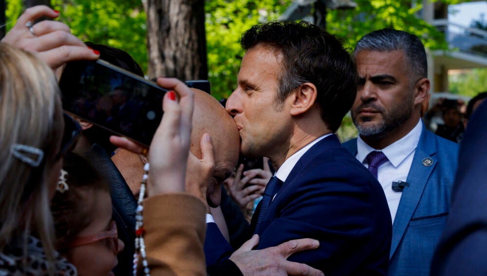Macron besa la calva de un votante para que le dé suerte en las elecciones francesas