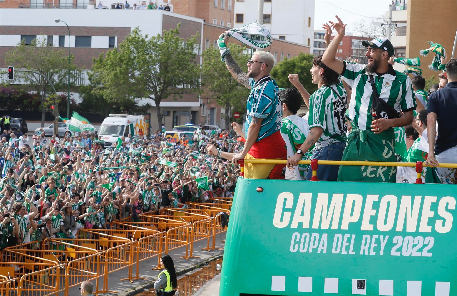 Los jugadores del Betis, eufóricos en la celebración por la Copa: "Es increíble cómo lo vive la gente" Los jugadores del Betis, eufóricos en la celebración por la Copa: "Es increíble cómo lo vive la gente"