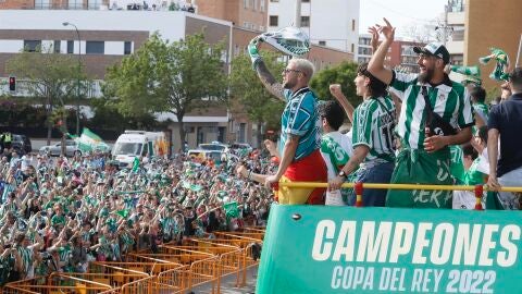 El autob&uacute;s del Betis celebra por las calles de Sevilla la Copa del Rey. / Efe