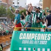 El autobús del Betis celebra por las calles de Sevilla la Copa del Rey.