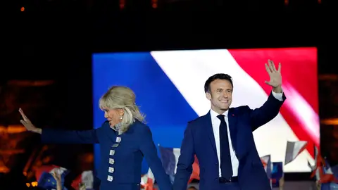 Macron promete una "nueva era" y tiende la mano a todos los descontentos que no votaron por él Macron promete una "nueva era" y tiende la mano a todos los descontentos que no votaron por él/ EFE/EPA/YOAN VALAT