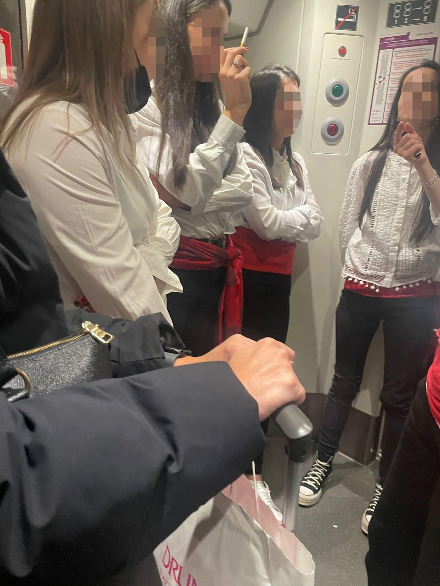 La vergonzosa despedida de soltera en un tren: sin mascarillas, de botellón y fumando en el vagón La vergonzosa despedida de soltera en un tren: sin mascarillas, de botellón y fumando en el vagón