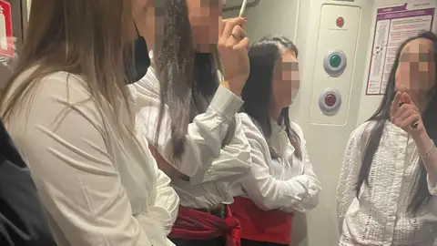 Cuatro despedidas de soltera en un vagón: sin mascarillas, de botellón y fumando en el tren Cuatro despedidas de soltera en un vagón: sin mascarillas, de botellón y fumando en el tren