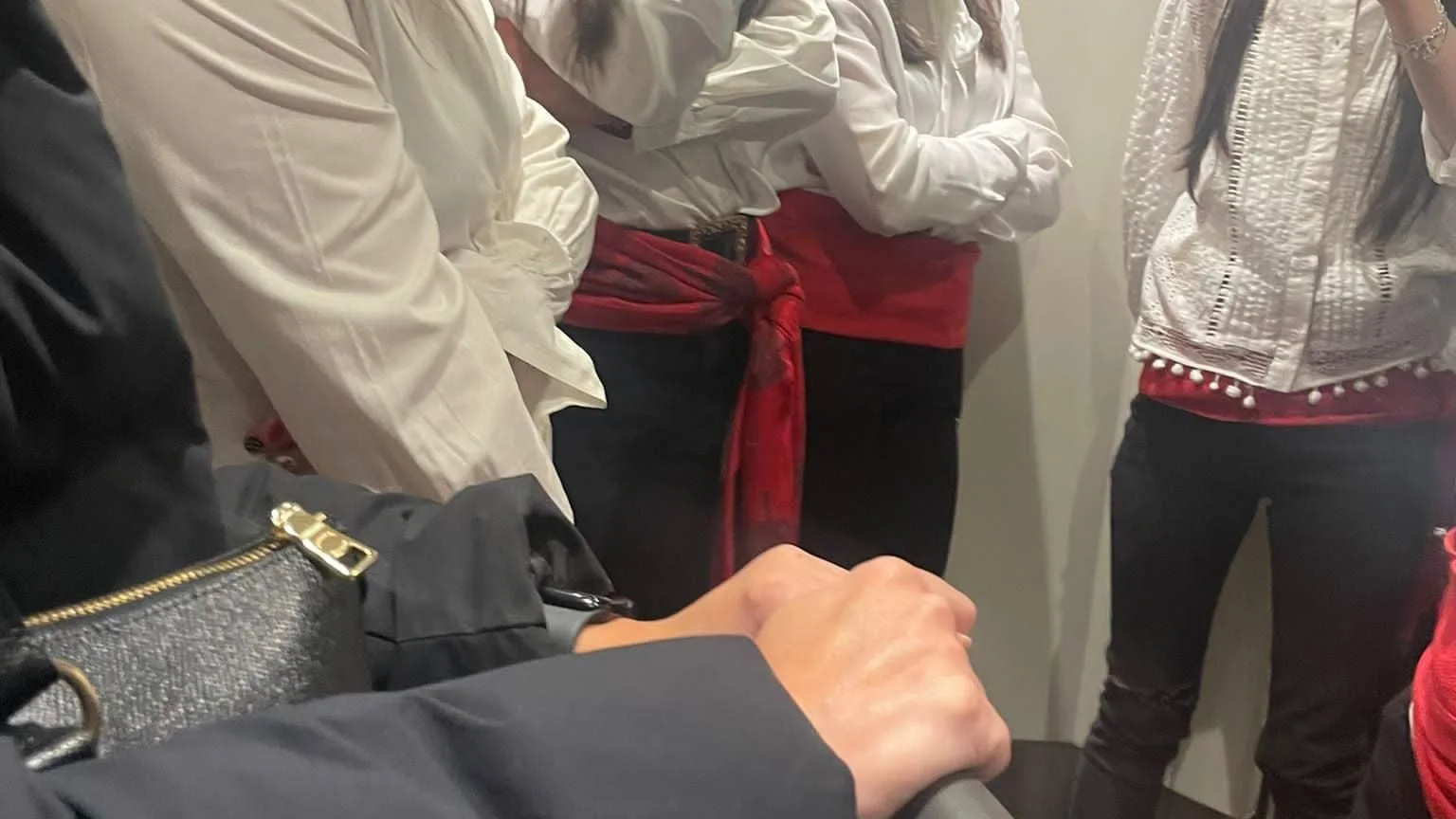 Cuatro despedidas de soltera en un vagón: sin mascarillas, de botellón y fumando en el tren Cuatro despedidas de soltera en un vagón: sin mascarillas, de botellón y fumando en el tren