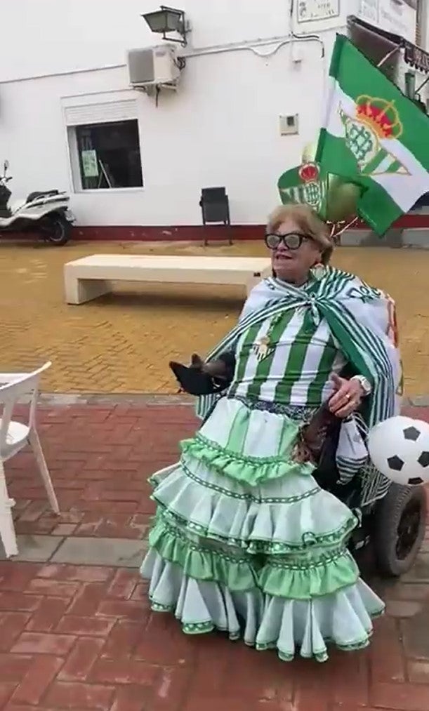 Isabel Velázquez, la aficionada del Betis que celebró por todo lo alto la victoria de su equipo en la Copa del Rey Isabel Velázquez, la aficionada del Betis que celebró por todo lo alto la victoria de su equipo en la Copa del Rey