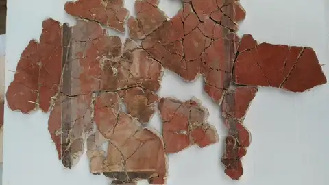 Restos de pintura mural de la Casa de los Grifo perteneciente al yacimiento de Complutum en Alcalá de Henares Restos de pintura mural de la Casa de los Grifo perteneciente al yacimiento de Complutum en Alcalá de Henares