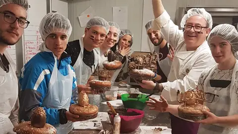 Raúl Asencio y su equipo de jóvenes pasteleros Raúl Asencio y su equipo de jóvenes pasteleros