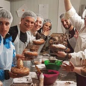 Raúl Asencio y su equipo de jóvenes pasteleros