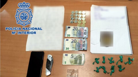 Abajo a la derecha de la imagen, las bolsitas de coca&iacute;na 