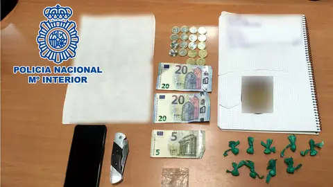 Abajo a la derecha de la imagen, las bolsitas de cocaína Abajo a la derecha de la imagen, las bolsitas de cocaína
