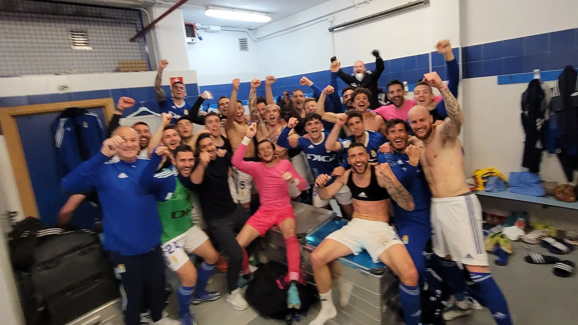 Los jugadores del Real Oviedo celebran la victoria en Alcorcón
