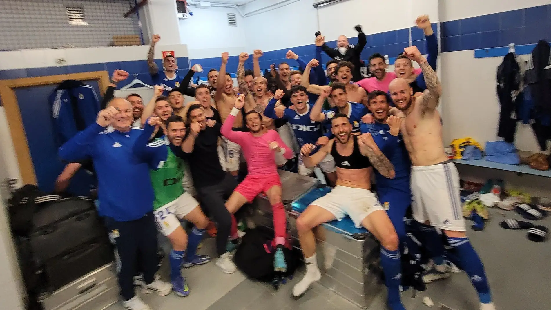 Los jugadores del Real Oviedo celebran la victoria en Alcorcón
