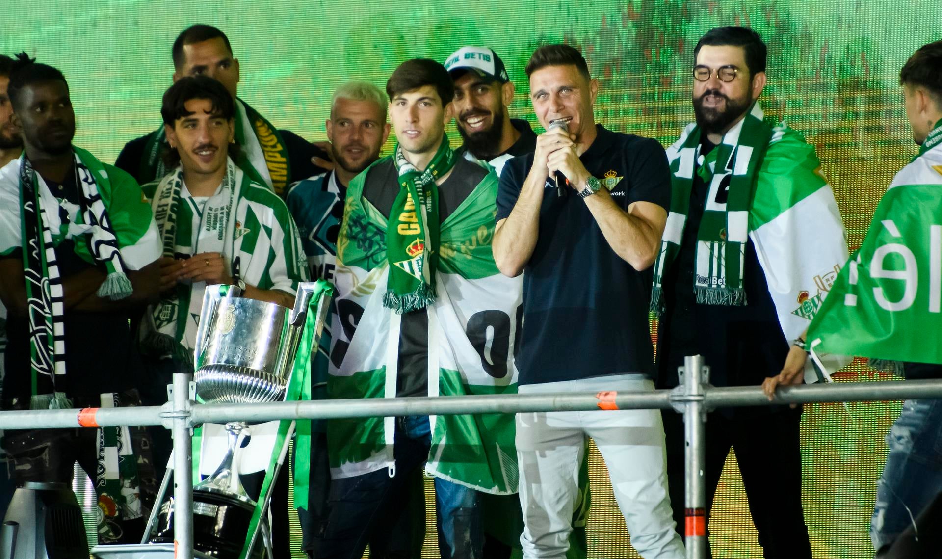 Joaquín anuncia en la celebración de la Copa que seguirá un año más en el Betis Joaquín anuncia en la celebración de la Copa que seguirá un año más en el Betis