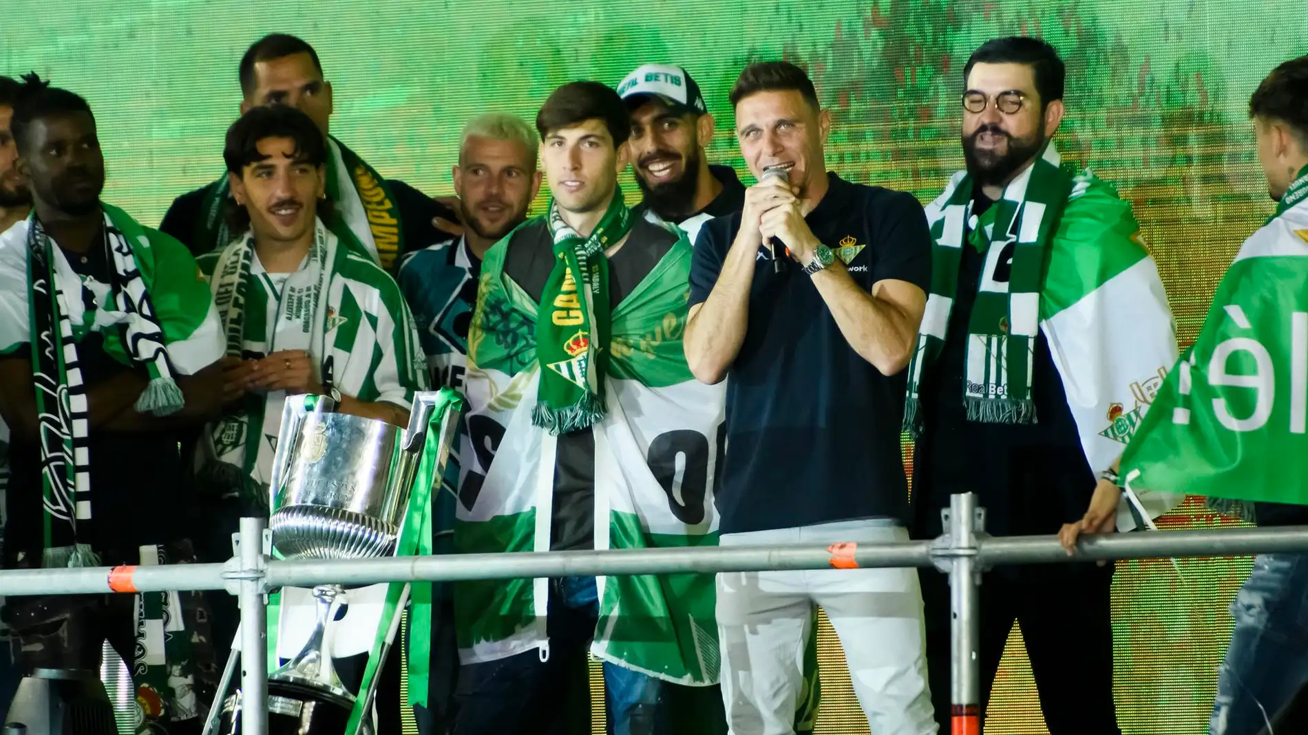 Joaquín Sánchez toma el micrófono en la celebración del Betis. / Efe
